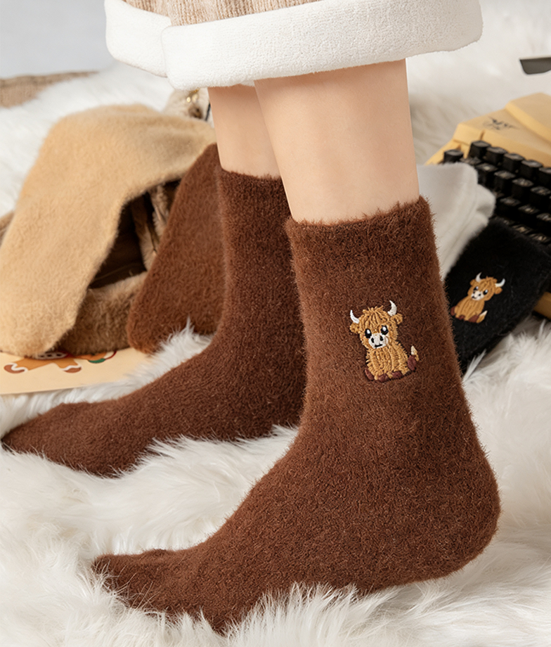 🔥 Niedliche, warme Plüschsocken für Damen mit gesticktem Hochlandrind-Motiv