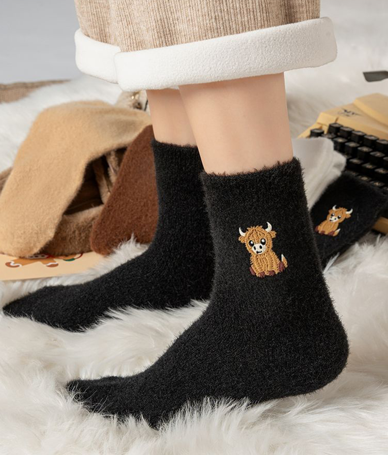 🔥 Niedliche, warme Plüschsocken für Damen mit gesticktem Hochlandrind-Motiv