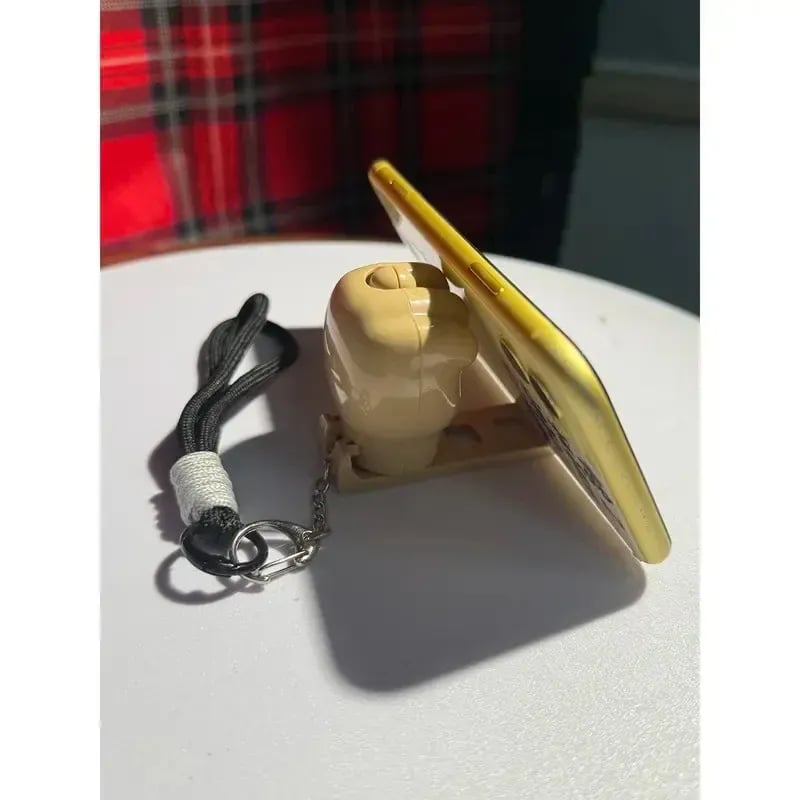 🎁🖕 Retractable Prank Fist Keychain | Funny Press-to-Pop Gag Charm with Phone Stand | Novelty Joke Toy for White Elephant, Secret Santa, Party Bags & Keyrings